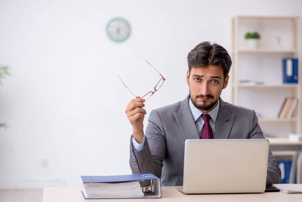 Young businessman employee sitting at workplace - Photo, image