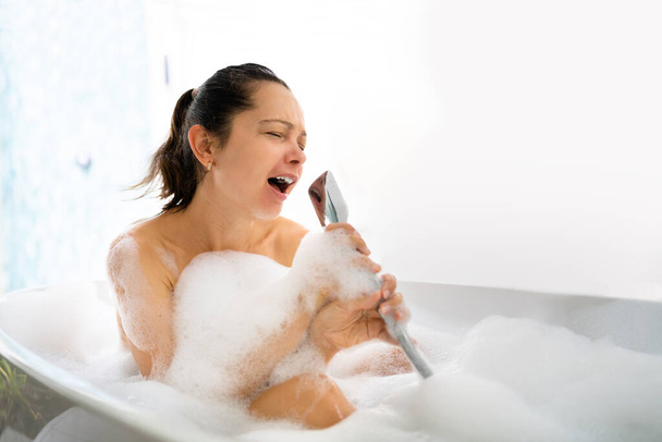 Woman Clean Skin Health And Spa Bath. Singing To Music - Fotoğraf, Görsel