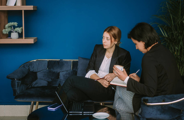 Δύο γυναίκες επιχειρηματίες που κάθονται στο καφέ και εργάζονται - Φωτογραφία, εικόνα