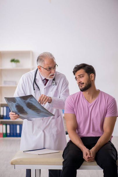 Молодой пациент посещает старого врача-рентгенолога - Фото, изображение