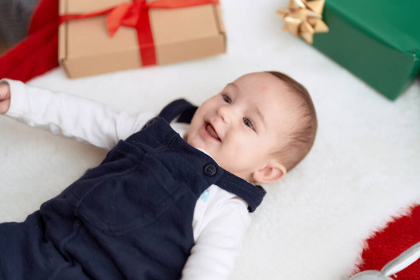 Adorabile bambino sdraiato sul divano con regali a casa - Foto, immagini
