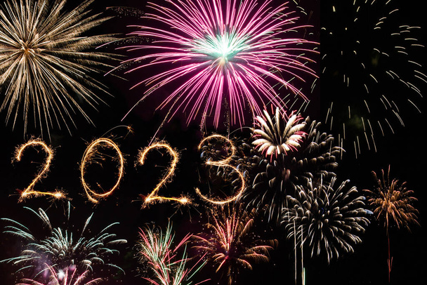 2023 Szczęśliwego Nowego Roku sztandar fajerwerków. Iskry, fajerwerki i iskry na czarnym nocnym niebie jako tło wakacyjne - Zdjęcie, obraz