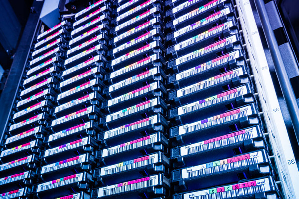 vista inferior del clúster de disco duro dentro de un rack - almacenamiento de datos co - Foto, imagen