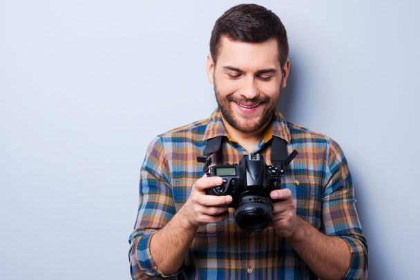 Man in shirt holding camera - Valokuva, kuva