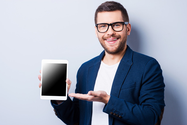 Man showing a digital tablet - Фото, изображение