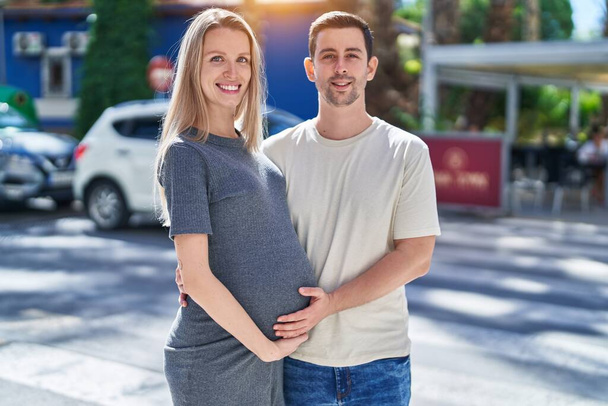 Muž a žena pár objímání navzájem očekávají dítě na ulici - Fotografie, Obrázek