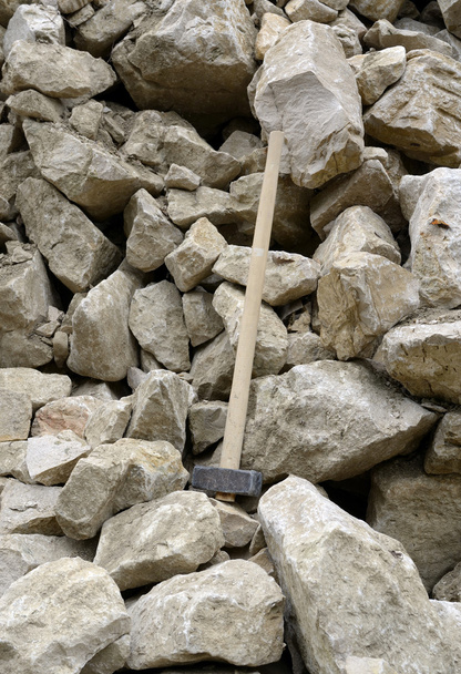 stenen stapel met hamer - Foto, afbeelding