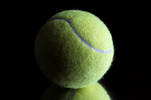Фото тенісного м'яча
 - Фото, зображення