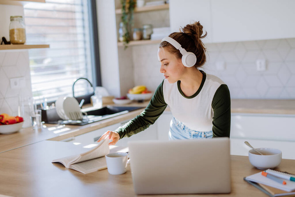 Young woman having homeoffice in a kitchen. - Foto, Bild