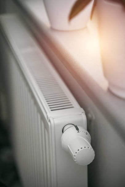 Μείωση της θερμότητας του ψυγείου. Εξοικονόμηση ενέργειας το χειμώνα. Έννοια μιας λίστας συμβουλών για να έχετε χαμηλότερους λογαριασμούς κοινής ωφέλειας. - Φωτογραφία, εικόνα