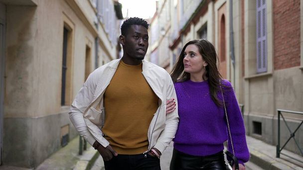 Mladý romantický mezirasový pár procházky venku v evropském městě3 - Fotografie, Obrázek