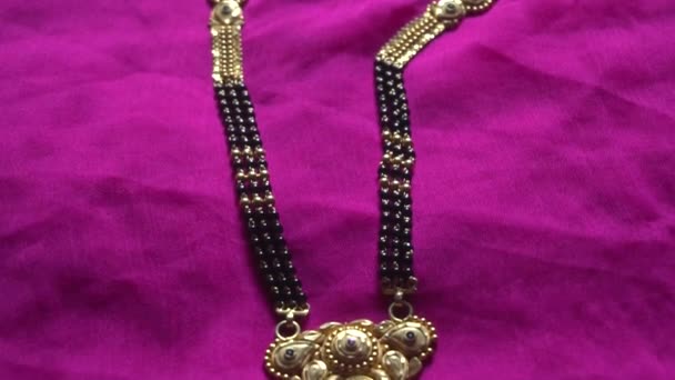 increíble collar de oro sobre fondo púrpura - Metraje, vídeo