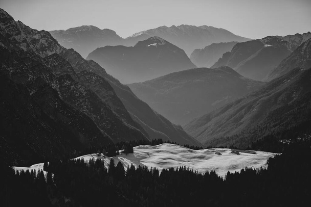 Pinzolo v zimním slunném dni. Val Rendena dolomites Italské Alpy, Trentino Itálie. - Fotografie, Obrázek