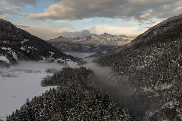 Olasz hegyi város Berguzzo az Alpokban. Adamello Brenta park dolomitokban itliai Alpok Trentinóban. - Fotó, kép