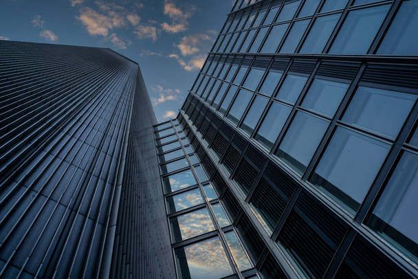 edificio moderno con reflexión - Foto, Imagen