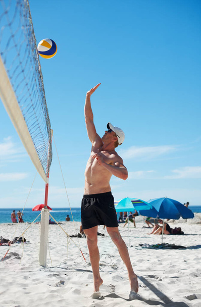 Łatwy zwrot. mecz siatkówki plażowej w słoneczny dzień - Zdjęcie, obraz