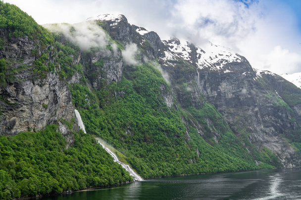 Krásná krajina se zasněženými vrcholky hor a vodopády v Geiranger fjord, Norsko - Fotografie, Obrázek
