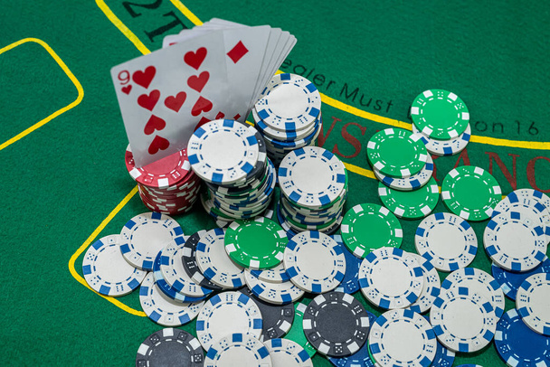 Pelimerkkejä pelikorteilla vihreällä kasinopöydällä. Uhkapeliä. Pöytäpeli. yrityksen peli - Valokuva, kuva