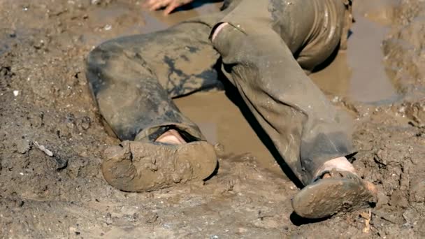 Un alcohólico yace en el pantano. Las piernas de un vagabundo que cayó en un charco con un pantano - Metraje, vídeo