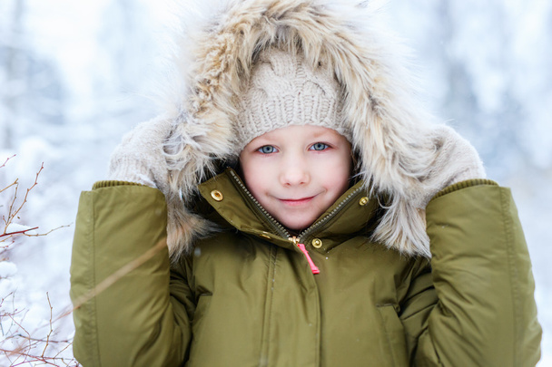 Little girl outdoors on winter - Valokuva, kuva
