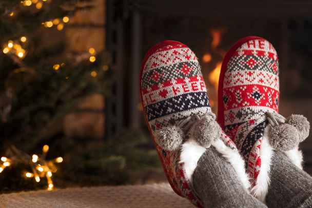 Christmas Slippers by Fireplace. Relaxing Home atmosphere by fireside. Winter Christmas holidays - Foto, afbeelding