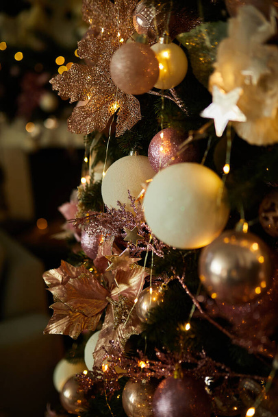 Karácsonyfa díszített egy koszorú és játékok, fényes, fények, Házassági karácsonyi képeslap, Boldog új évet - Fotó, kép
