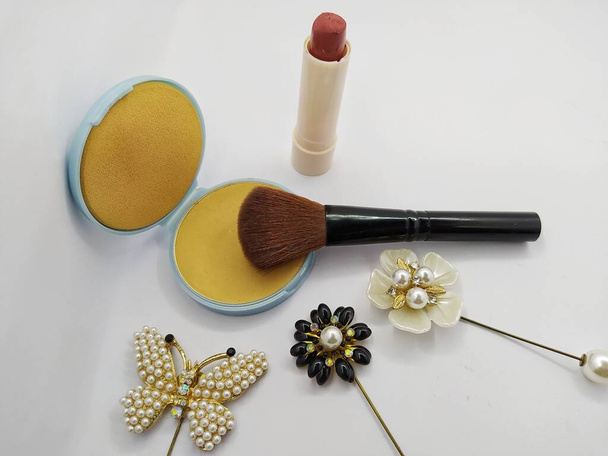 Polvo compacto, pincel de maquillaje y decoración de broches aislados sobre fondo blanco - Foto, Imagen