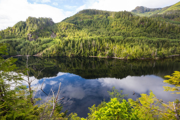 Scène sereine au bord du lac de montagne au Canada
 - Photo, image