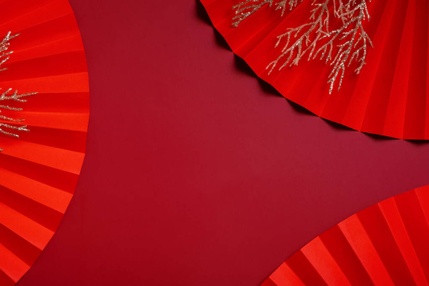 Κόκκινο σύμβολο ανεμιστήρες χαρτί κινεζική νέα αρχή έτος προβολή με αντίγραφο χώρου. - Φωτογραφία, εικόνα