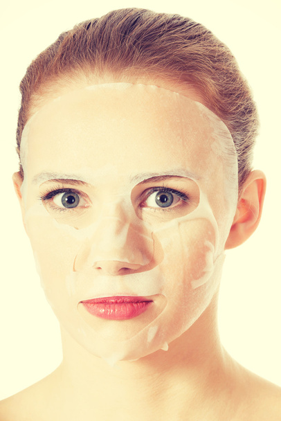 piękna kobieta z kolagen maska na twarz. - Zdjęcie, obraz