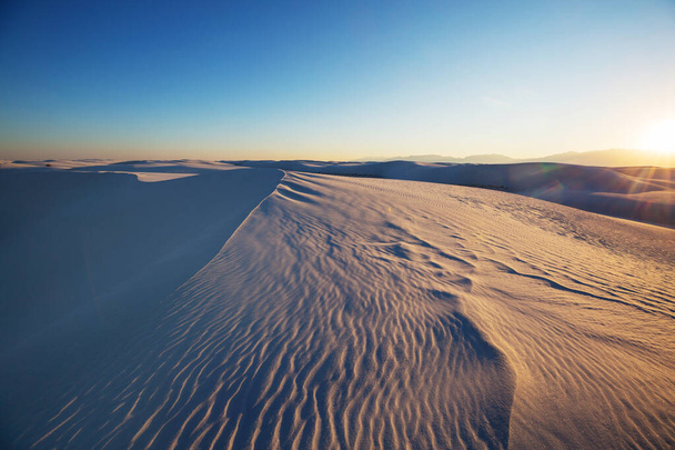 Ασυνήθιστα φυσικά τοπία στο White Sands Dunes στο Νέο Μεξικό, ΗΠΑ - Φωτογραφία, εικόνα