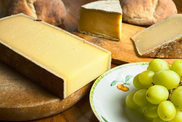 Γαλλικό τυρί. Τραπέζι με τυρί comt - Φωτογραφία, εικόνα