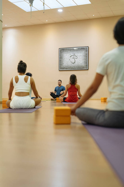 Yoga öğretmeni Sukhasana pozu veriyor. Yoga - Fotoğraf, Görsel