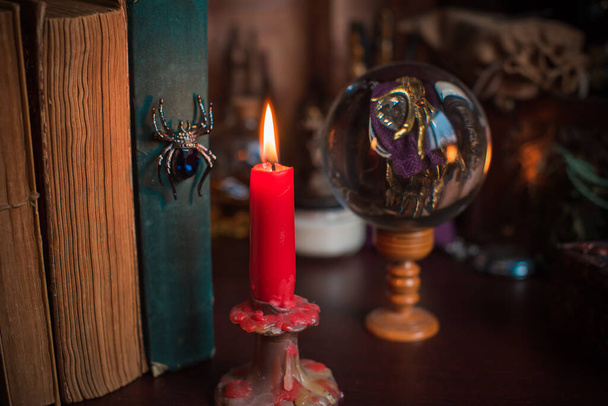 Ilustración para el concepto de ocultismo. Atributo mágico, concepto de brujería, fuego de velas, hechizos y otros ritos - Foto, imagen