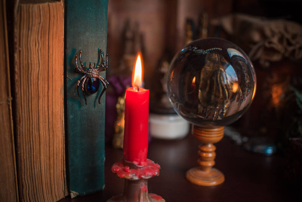 Ilustración para el concepto de ocultismo. Atributo mágico, concepto de brujería, fuego de velas, hechizos y otros ritos - Foto, imagen