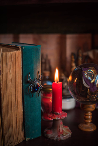 Иллюстрация концепции оккультизма. Магический атрибут, концепция колдовства, свечной огонь, заклинания и другие обряды - Фото, изображение