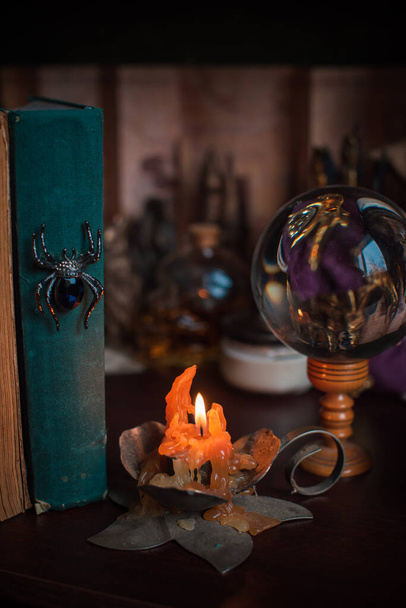 Ilustracja koncepcji okultyzmu. Atrybut magiczny, koncepcja czarów, ogień świec, zaklęcia i inne rytuały - Zdjęcie, obraz