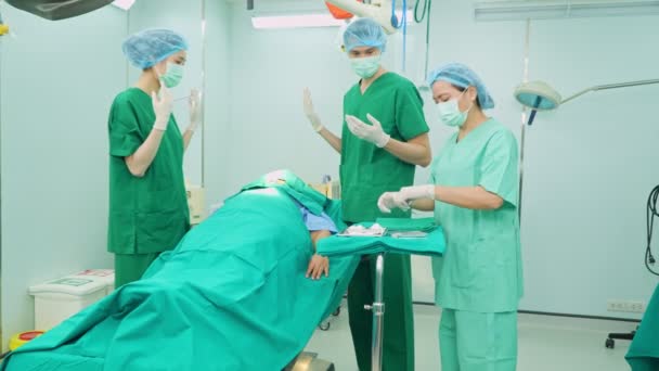 Επαγγελματική ομάδα χειρουργών που εκτελεί χειρουργική επέμβαση στο χειρουργείο, χειρουργός, βοηθοί, και νοσοκόμες που εκτελούν χειρουργική επέμβαση σε έναν ασθενή, τον καρκίνο της υγείας και την έννοια της θεραπείας ασθενειών - Πλάνα, βίντεο