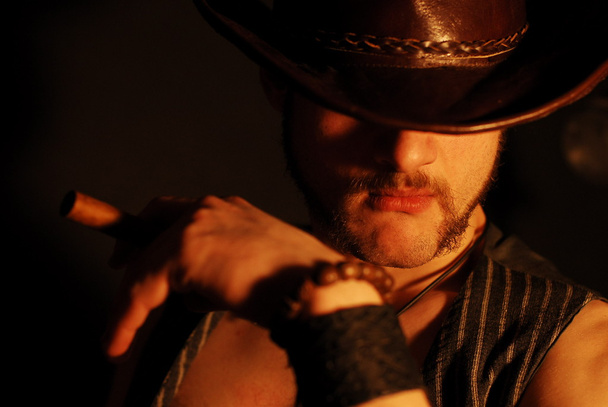un hombre con un sombrero de vaquero - Foto, Imagen