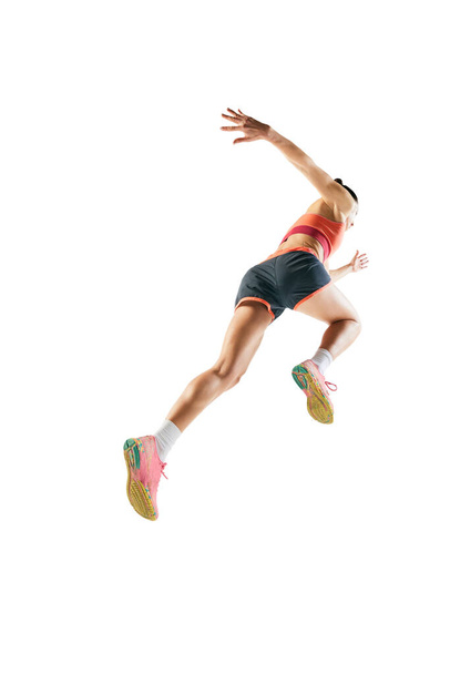 Zadní pohled. Sportovní svalnatá žena, profesionální běžkyně prchající izolovaná na bílém pozadí. Sport, fitness, soutěž, rychlost a aktivní životní styl. Kopírovat prostor pro inzerci - Fotografie, Obrázek