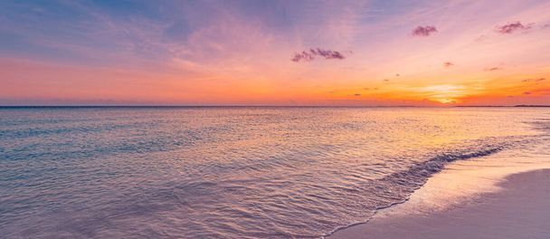 Прекрасний захід сонця над піщаним пляжем
 - Фото, зображення