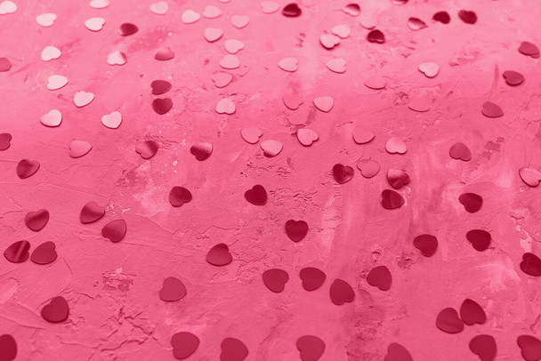 ハート型のコンフェッティとかわいいお祝いのバレンタインデーの背景。2023年の色Viva Magenta 。愛,日付と聖バレンタインデー,トレンディーな色の概念 - 写真・画像
