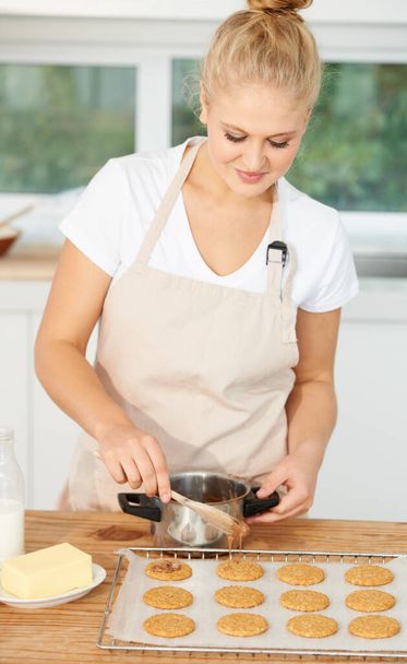 La creación de la decadencia pura en casa - la cocción. Hermosa mujer joven hornear galletas en casa - Foto, Imagen
