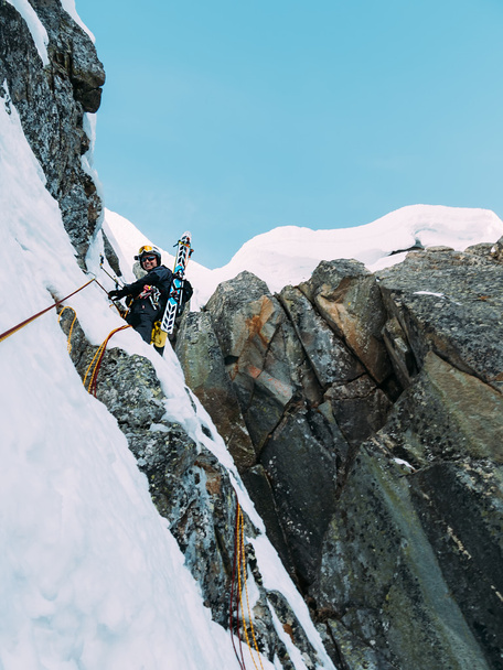 アイス クライミング: 岩と雪のドゥリの混合ルート登山 - 写真・画像