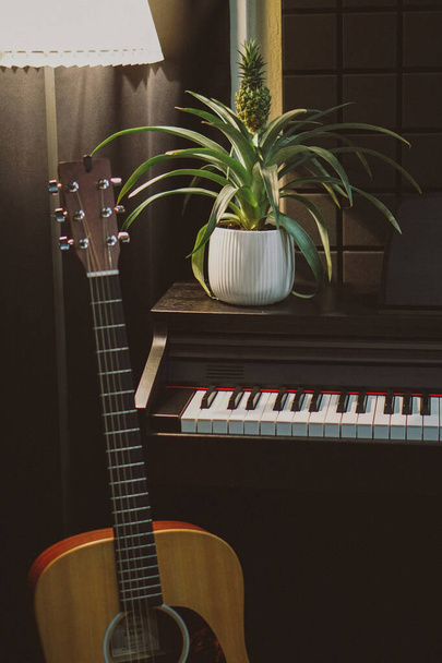 piano en muziekinstrumenten in de kamer - Foto, afbeelding