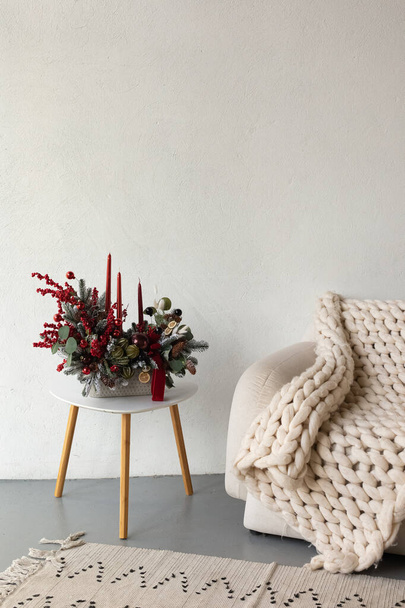 Sanftes und schönes weihnachtliches Arrangement aus handgefertigten Blumen und Kerzen im Innenraum. Weihnachtsstimmung. - Foto, Bild