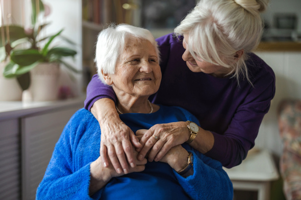 Woman hugging her elderly mother - Foto, afbeelding