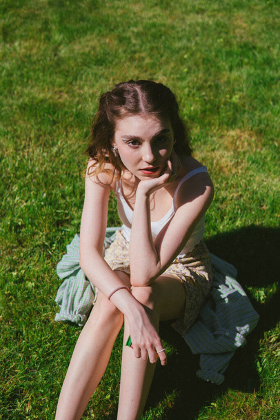 jeune belle fille en robe sur l'herbe.  - Photo, image