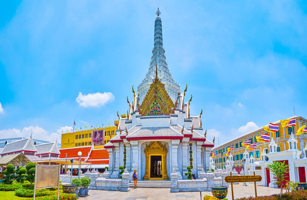 BANGKOK, THAILAND - APRIL 23, 2019: San Lak Mueang with large chedi styled shrine, housing City Pillar, on April 23 in Bangkok - Фото, зображення
