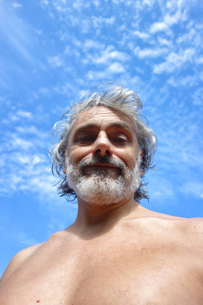 Мужчина среднего возраста без рубашки, вид снизу - Фото, изображение